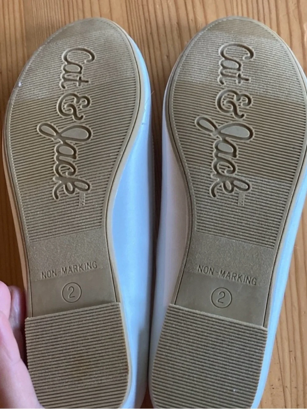 NWOT Cat & Jack White Slip-On Girls Shoes, Flats with small bow, size 2